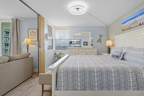 1 bedroom, free WiFi, bed sheets - Steps to the Beach, Heated Pool, Tennis, Shuffleboard - FMB - Condo Seaside Sanctuary - Roelens (Fort Myers Beach)