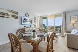 Dining - Steps to the Beach, Heated Pool, Tennis, Shuffleboard - FMB - Condo Seaside Sanctuary - Roelens (Fort Myers Beach)