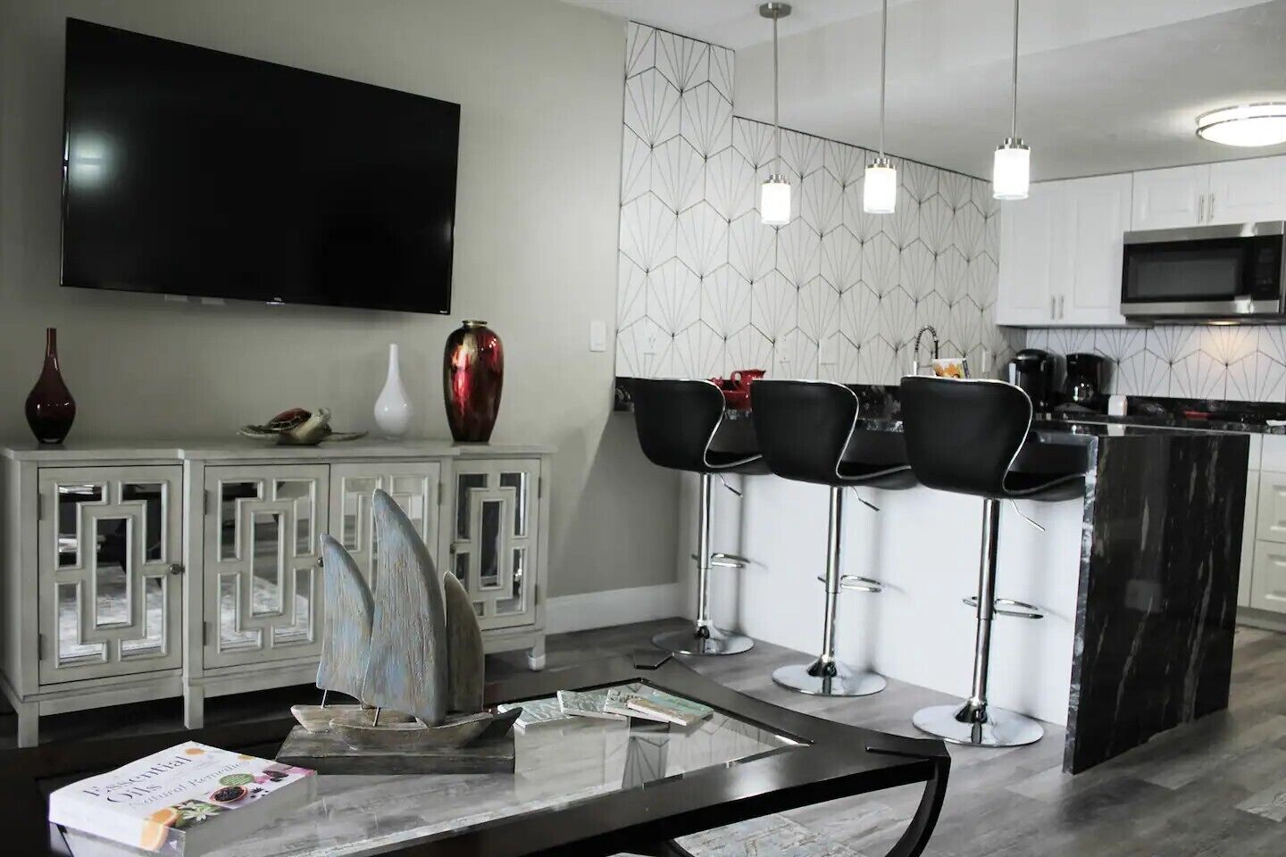 Oceanfront Reno Condo, King bed, new pool and hot tub, balcony ocean/river view