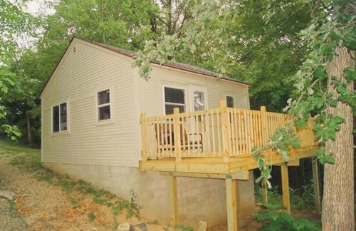 Cozy 3 Bedroom Cabin on Private Lake with paddle boat and canoe. Pet friendly!