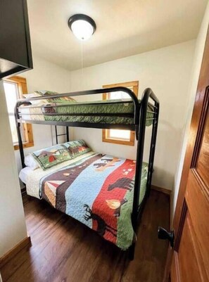 3 bedrooms, desk, travel cot, free WiFi