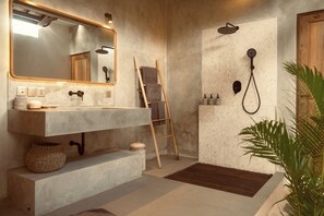 Villa – deluxe, 2 soverom, privat basseng | Bad | Dusj, toalettartikler (inkludert), hårføner og håndklær