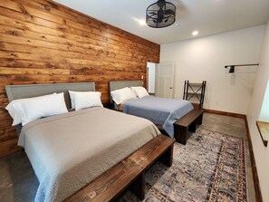 3 bedrooms, desk, iron/ironing board, travel cot - Barndominium nestled in the woods near Pictured Rocks, Waterfalls and ATV Trails (Shingleton)