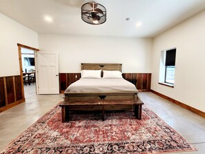 3 habitaciones, escritorio y tabla de planchar con plancha 