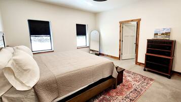 3 bedrooms, desk, iron/ironing board, travel crib