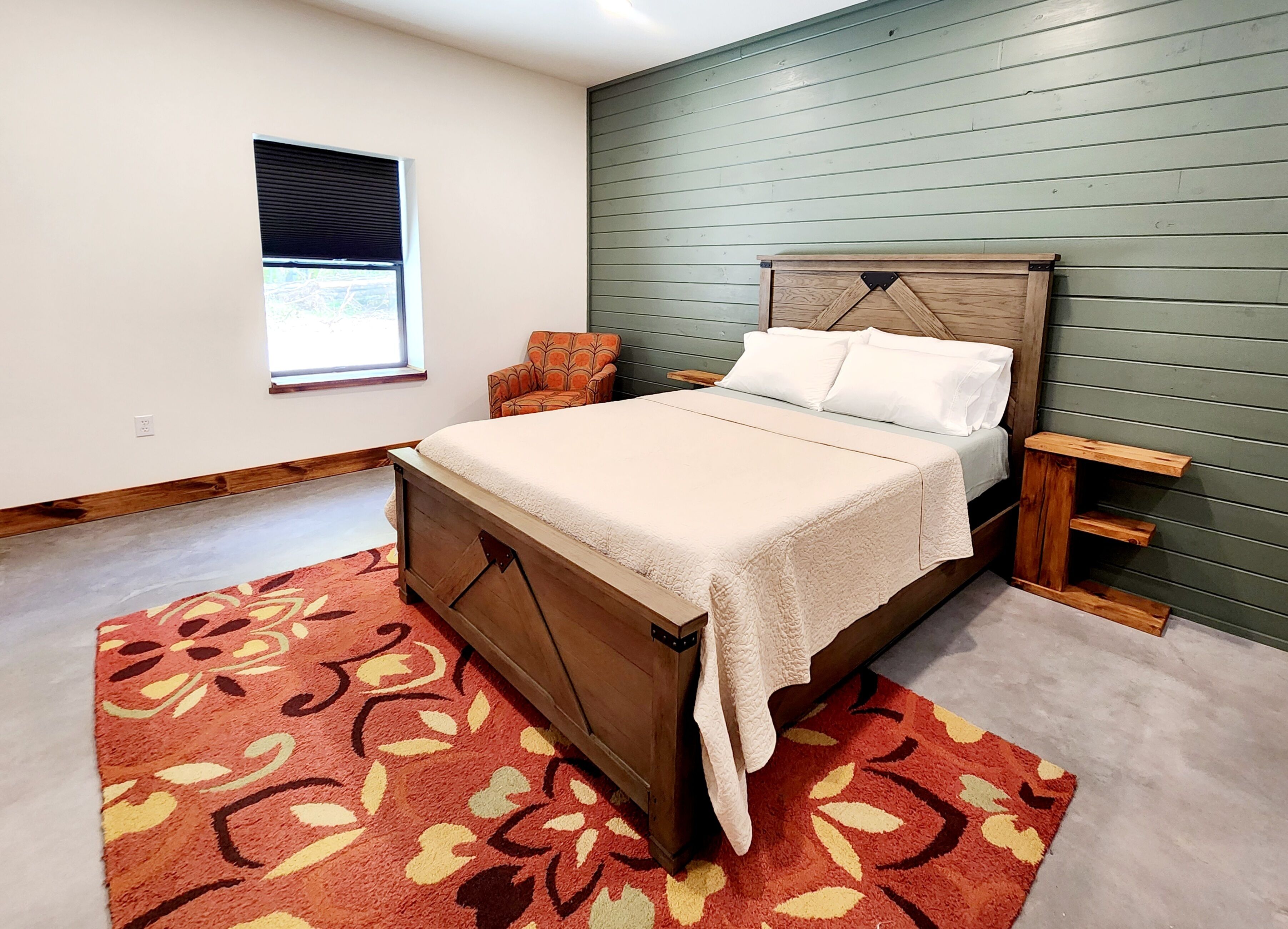2nd Bedroom w/queen bed, reading chair
