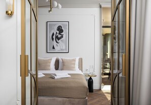 1 dormitorio, tabla de planchar con plancha, wifi y ropa de cama