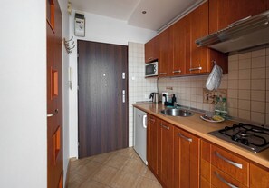 Køleskab, mikrobølgeovn, kogeplade