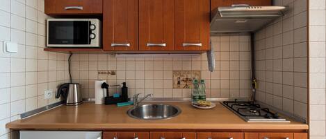 Kühlschrank, Mikrowelle, Herdplatte