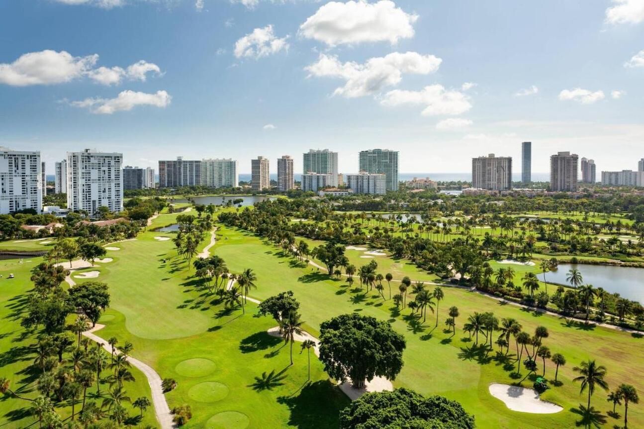 JW Marriott Miami Turnberry Resort & Spa is located in Aventura and offers free bikes ...