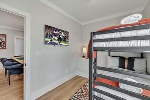 8 chambres, fer et planche à repasser, lit de bébé portatif