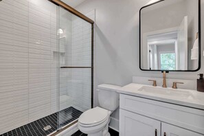 Bruser, hårtørrer, håndklæder, Shampoo