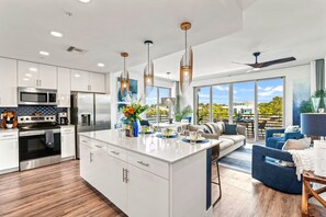 Een koelkast, een magnetron, een oven, een kookplaat