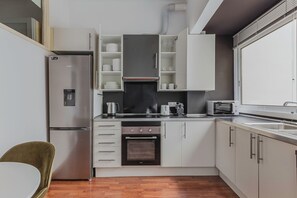 Kühlschrank, Mikrowelle, Ofen, Herdplatte