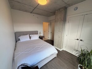 2 bedrooms, iron/ironing board, WiFi, bed sheets - Trendy & Cozy Downtown Halifax Condo (Halifax)