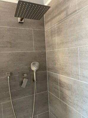 Douche, serviettes fournies, savon, papier de toilette