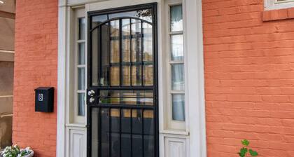 Downtown Haven Retreat - 2 Bed/2 Bath Flat in the Heart of Downtown - Sleeps 4