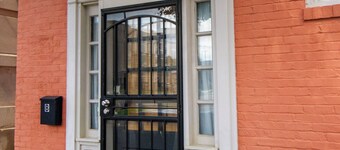 Downtown Haven Retreat - 2 Bed/2 Bath Flat in the Heart of Downtown - Sleeps 4