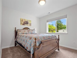 4 bedrooms, desk, iron/ironing board, WiFi