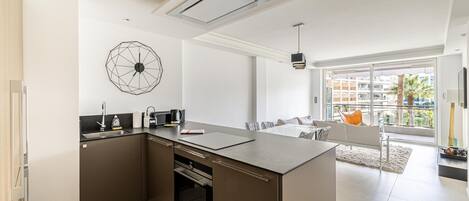 Køleskab, mikrobølgeovn, ovn, kogeplade