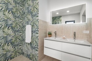 Douche, sèche-cheveux
