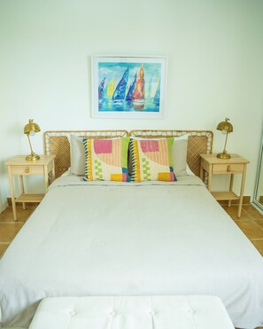 3 chambres, bureau, fer et planche à repasser, lit parapluie