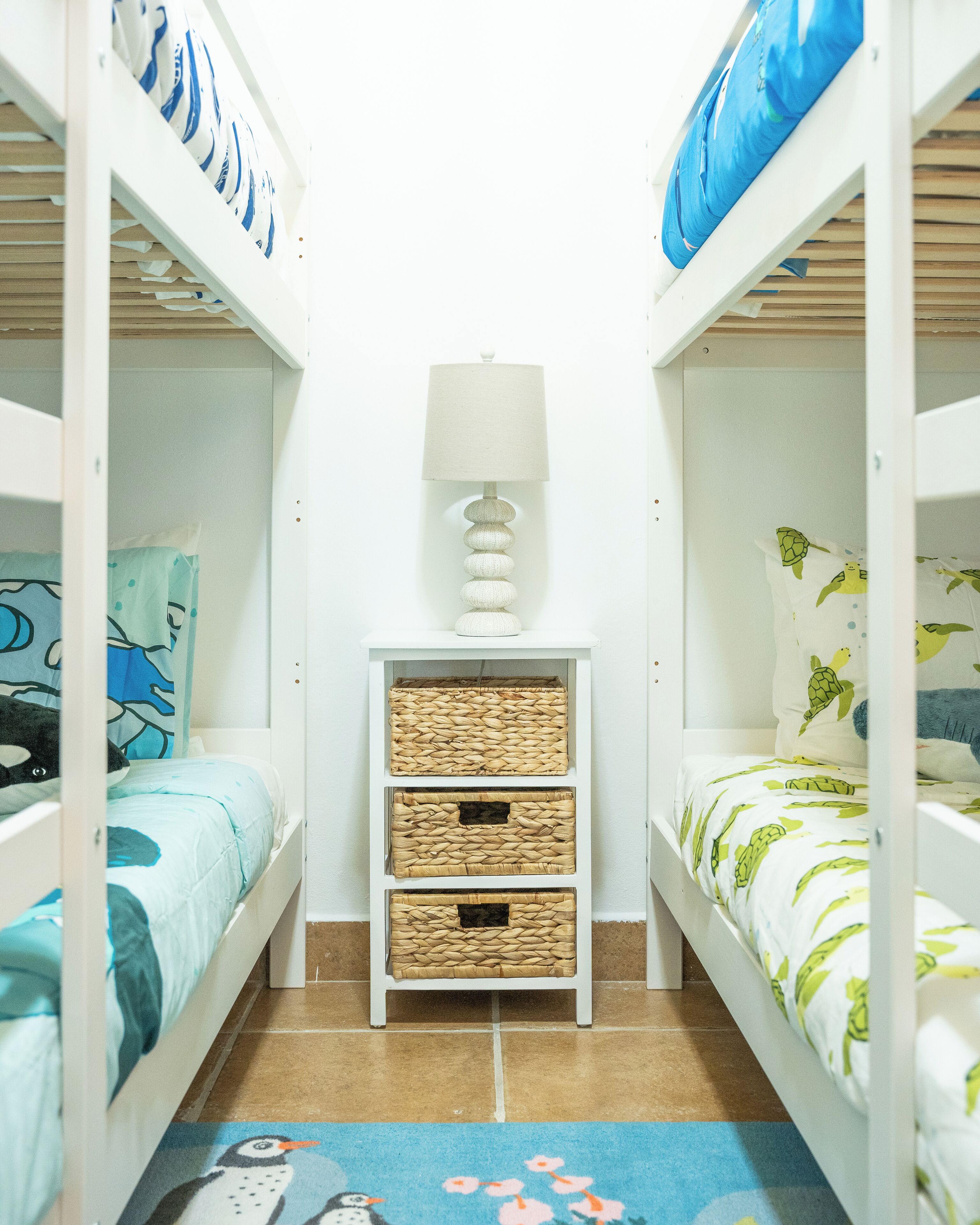 3 habitaciones, escritorio y tabla de planchar con plancha 