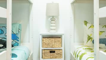 3 habitaciones, escritorio y tabla de planchar con plancha