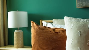 3 habitaciones, escritorio y tabla de planchar con plancha