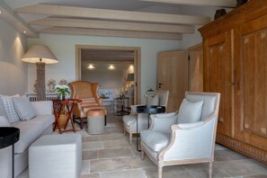 Unclassified image, 3 of 64, button