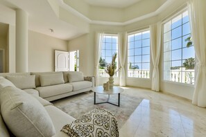 Una Smart TV, una chimenea, una mesa de tenis de mesa, libros