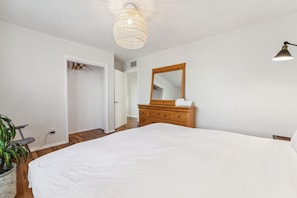 3 bedrooms, iron/ironing board, WiFi, bed sheets - LAZY H BAR RANCH ESTATE, 3 /2,  AC, Pool, Hot Tub, BBQ, Horses and Dogs Welcome! (Tucson)