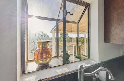 LAZY H BAR RANCH ESTATE, 3 /2,  AC, Pool, Hot Tub, BBQ, Horses and Dogs Welcome!