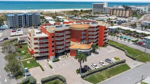 Un hôtel à plusieurs étages doté d’une cour intérieure, d’un parking et offrant une vue sur la plage.