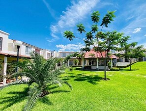 Property grounds - LA CASABONITA vista alberca AirA (Real Santa Fe)