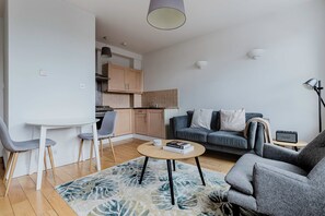 TV, stereo - Nice Clerkenwell 1BR, nr Barbican & Farringdon Station, by Blueground (London)