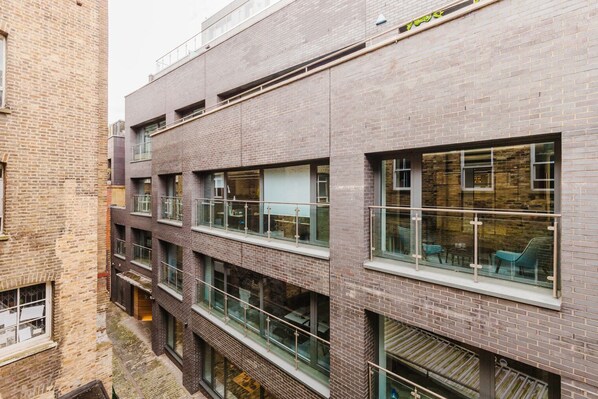 Exterior - Nice Clerkenwell 1BR, nr Barbican & Farringdon Station, by Blueground (London)