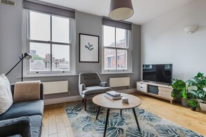 TV, stereo - Nice Clerkenwell 1BR, nr Barbican & Farringdon Station, by Blueground (London)