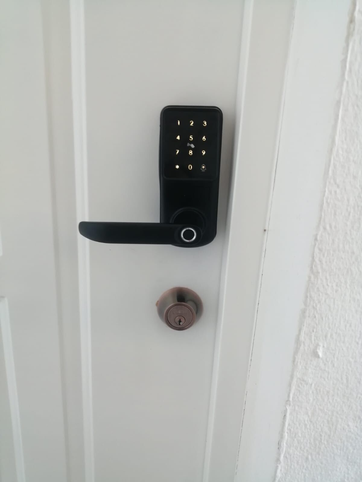 Une porte dotée d’un clavier numérique et d’un trou de serrure.