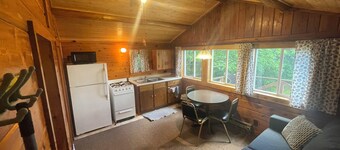 Cabin 3 'Kingfisher' 1 BR, 2 pp, overlooks lake, access to boats!