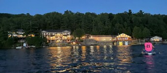 Charming castle with 7 bedrooms and WiFi, AC in Coe Hill