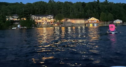 Charming castle with 7 bedrooms and WiFi, AC in Coe Hill