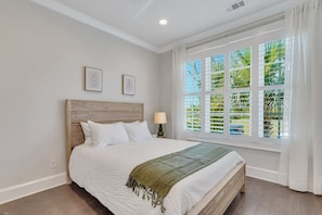 3 bedrooms, desk, iron/ironing board, travel cot - Waterside Retreat, Steps to River Street (Savannah)