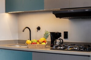 Frigorífico, microondas, cafetera o tetera y utensilios de cocina