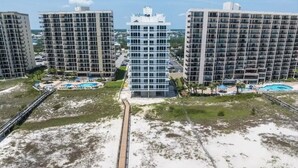 Un hôtel de grande hauteur, avec de nombreux étages, une cour intérieure et un espace piscine.