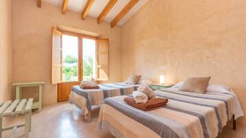 3 slaapkamers, een strijkplank/strijkijzer, gratis wifi, beddengoed