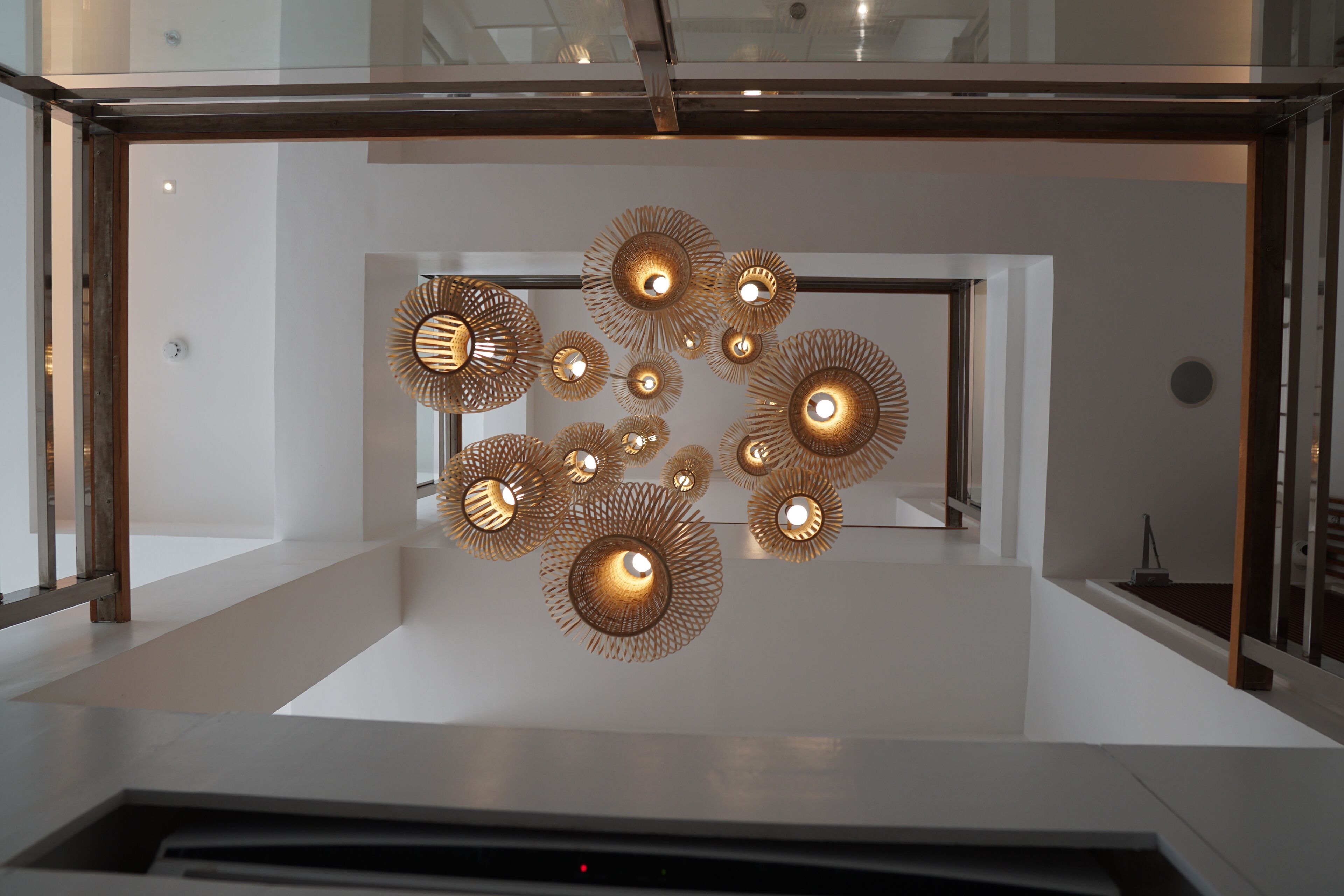 Ein modernes Interieur mit einer zentralen Leuchte und einer Glaskuppel.