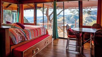 Cabin trăng mật, bồn tắm, quang cảnh núi | Bộ đồ giường kháng dị ứng, trang bị nội thất với thiết kế riêng biệt