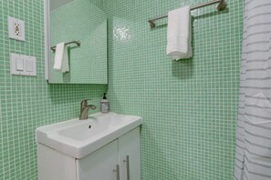 Secador de pelo, toallas, jabón y champú