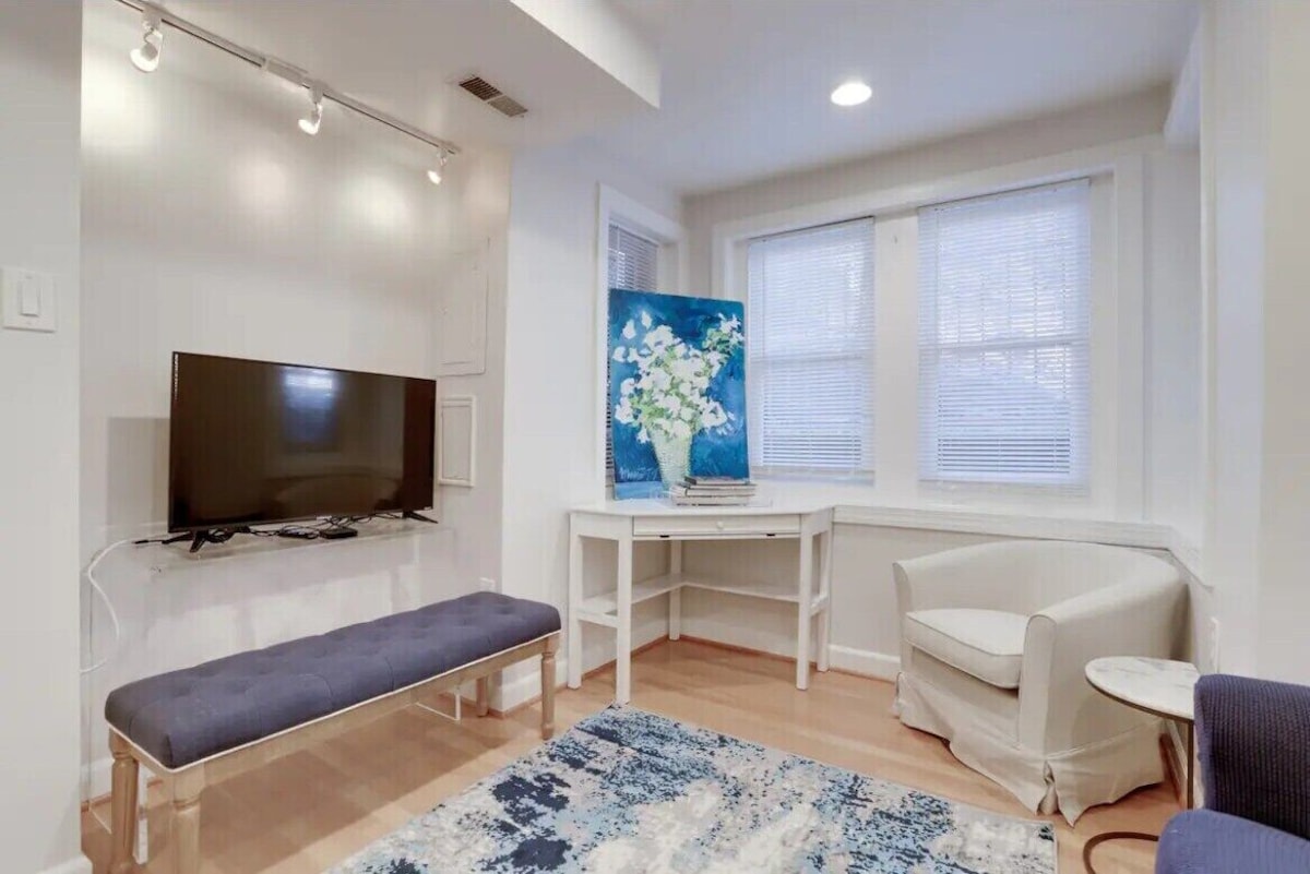 Dupont: Pet-friendly+Metro+42"Roku+Desk+FAST Wi-Fi